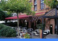 Als Ihr Experte für Markisen in Mönchengladbach bieten wir Ihnen auch für Grevenbroich und Umgebung Scherenarmmarkisen.